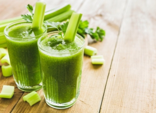 عصير الكرفس والبقدونس للرجيم